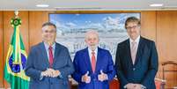 O presidente Lula (PT) com o novo ministro do STF, Flávio Dino, e novo PGR, Paulo Gonet  Foto: Ricardo Stuckert/PR 