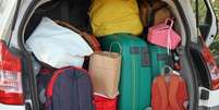 Porta-malas tapando a visão do motorista e excesso de peso dão multa  Foto: Revista Carro / Guia do Carro
