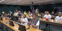 A imagem mostra pessoas indígenas da Comissão da Amazônia e dos Povos Originários e Tradicionais, em sessão da Câmara dos Deputados  Foto: Alma Preta