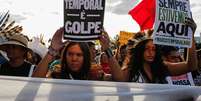 A imagem mostra pessoas indígenas manifestando contra o Marco Temporal  Foto: Alma Preta