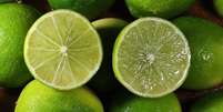 Saiba os cuidados para não ficar com manchas de limão na pele  Foto: Shutterstock / Alto Astral