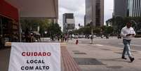 Placa colocada na Avenida Brigadeiro Faria Lima, próximo à esquina com a Avenida Rebouças  Foto: WERTHER SANTANA/ESTADÃO / Estadão