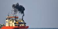 Ataques a navios no Mar Vermelho estão incentivando empresas que dependem de tráfego marítimo a desviar a rota, o que pode encarecer produtos no mundo (Imagem: Shraga Kopstein/Unsplash)  Foto: Canaltech