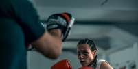 Praticar lutas é uma atividade física que provoca bastante gasto calórico e ajuda a emagrecer  Foto: iStock