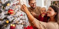 Nesta época, as famílias se reúnem para compartilhar momentos especiais em meio a essa decoração festiva  Foto: Impact Photography | Shutterstock / Portal EdiCase