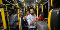 O prefeito de São Paulo, Ricardo Nunes (MDB), andou de ônibus para lançar o programa de tarifa zero no último domingo, 17  Foto: Taba Benedicto/ Estadao / Estadão