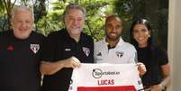  Foto: Rubens Chiri / saopaulofc.net - Legenda: Lucas permanecerá no Tricolor Paulista até dezembro de 2026 / Jogada10