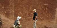 Imagem de pesquisadores com algumas das artes rupestres descobertas  Foto: Divulgação/Universidade Jaguelônica