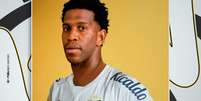  Foto: O Santos anunciou sua terceira contrata&ccedil;&atilde;o desta quarta-feira. O zagueiro Gil, ex-Corinthians, assinou com o Peixe por um ano, com op&ccedil;&atilde;o de renova&ccedil;&atilde;o por mais 12 meses. ( Divulga&ccedil;&atilde;o/Santos) / Gazeta Esportiva