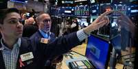Traders operam na Bolsa de Valores de Nova York
27/10/2023
REUTERS/Brendan McDermid  Foto: Reuters