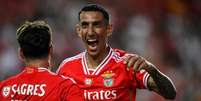  Foto: Patricia de Melo Moreira / AFP via Getty Images - Legenda: Di Maria (de vermelho) disputa a bola com Joao Nunes / Jogada10