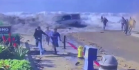 Forte onda invade praia e deixa pessoas e deixa feridos nos EUA  Foto: Foto: Reprodução Vídeo