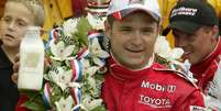 Gil de Ferran celebra vitória na 87ª edição do Indianapolis 500 em 2003  Foto: REUTERS/Peter Jones PJ/SV