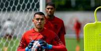  Foto: Gilvan de Souza/Flamengo - Legenda: O goleiro Santos ainda tem dois anos de contrato com o Flamengo, mas Fortaleza quer contrat&aacute;-lo / Jogada10