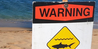 Aviso de perigo em praia no Hava&iacute; ap&oacute;s surfista ser atacado por tubar&atilde;o.  Foto: Foto: reprodu&ccedil;&atilde;o @countyofmaui