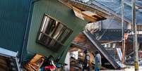 Um poderoso terremoto no dia de Ano Novo de 2024 derrubou casas no centro do Japão  Foto: Reuters / BBC News Brasil