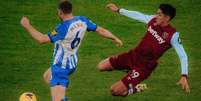  Foto: Divulgação / West Ham - Legenda: Milner tenta sair com a bola para o Brighton (de azul). Mas Álvarez  tenta o corte de carrinho / Jogada10