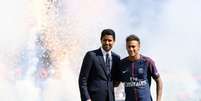  Foto: Alain Jocard/AFP via Getty Images - Legenda: Neymar junto com Nasser Al-Khela&iuml;fi, presidente do PSG / Jogada10