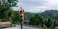A prática regular de yoga inclui posturas que fortalecem e alongam os músculos, melhorando a flexibilidade e o alinhamento postural  Foto: StockFamily | Shutterstock / Portal EdiCase