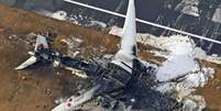 Passageiros e tripulantes conseguiram escapar antes de as chamas engolirem avião  Foto: Reuters / BBC News Brasil