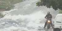 Água da chuva invade rua em Arniqueira, Distrito Federal  Foto: TV Globo/Reprodução / Perfil Brasil