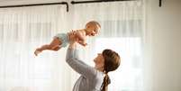 Síndrome do Bebê Sacudido: entenda o risco de “lançar” o bebê para o alto  Foto: Shutterstock / Saúde em Dia