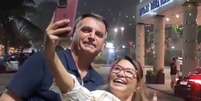 Semelhança de apoiadora do ex-presidente Jair Bolsonaro (PL) com a primeira-dama, Janja da Silva, repercutiu nas redes sociais  Foto: @safe_dv no X (antigo Twitter) / Estadão