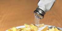 Ingestão de sal de mesa fornece 90% do sódio da nossa dieta, mas consumo exagerado traz riscos  Foto: Getty Images / BBC News Brasil