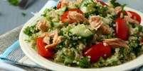 Salada de quinoa com atum e pepino – Foto: Shutterstock  Foto: Guia da Cozinha