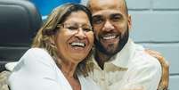 Daniel Alves com a mãe, Lúcia Alves —  Foto: Reprodução / Redes Sociais / Perfil Brasil
