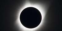A coroa solar é visível durante os eclipses solares totais (com os devidos filtros de proteção para os olhos) (Imagem: Reprodução/NASA)  Foto: Canaltech