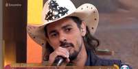 Na Globo, o cantor João Carreiro relatou o quanto sofreu até conseguir recuperar a saúde mental  Foto: Reprodução