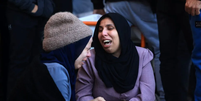 Uma mulher lamenta a morte de seu marido em Kahn Younis, em Gaza  Foto: AFP / BBC News Brasil