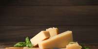 Processos de fabricação reduzem a quantidade de lactose dos queijos para intolerantes à substância aproveitarem o alimento  Foto: New Africa | Shutterstock / Portal EdiCase