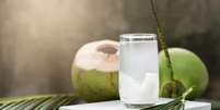 A água de coco está entre os alimentos que reduzem a sensação de cansaço –   Foto: Shutterstock / Alto Astral