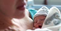 O objetivo de uma doula é promover 'uma experiência de parto e pós-parto empoderada e respeitosa'  Foto: Getty Images / BBC News Brasil