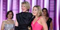 Margot Robbie e Greta Gerwig recebem prêmio de Barbie no Globo de Ouro  Foto: Golden Globes/Divulgação