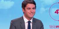 O novo primeiro-ministro Gabriel Attal em programa de TV: a renovação do charme da política francesa  Foto: Reprodução/TV