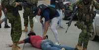 A polícia prendeu vários homens armados depois que o presidente do Equador declarou um 'conflito armado interno'  Foto: Getty Images / BBC News Brasil
