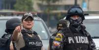 Polícia do lado de fora de TV invadida por criminosos no Equador  Foto: Ansa