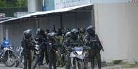 Policiais e militares patrulham rua em Guayaquil, no Equador.  Foto: Romina Duarte/Agencia Press South/Getty Images