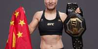 Weili Zhang comemora cinturão   Foto: Divulgação/Twitter Oficial UFC / Esporte News Mundo