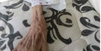 Mulher de 87 anos, que é cadeirante, era mantida sem alimentação ou condições de higiene em casa pelo próprio filho  Foto: Reprodução/Polícia Civil de Goiás