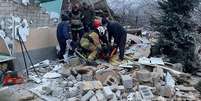 Serviços de resgate ucranianos retiram pessoa de escombros após bomberdeio russo no começo de janeiro  Foto: DW / Deutsche Welle