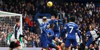 oto: Adrian Dennis/AFP via Getty Images - Legenda: Thiago Silva sobe e afasta o perigo para Chelsea contra o Fulham - F  Foto: Jogada10