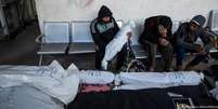 Palestinos choram por crianças mortas por bombardeios de Israel em Gaza  Foto: DW / Deutsche Welle
