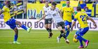  Foto:   Divulgação/@valenciacf - Legenda: Diego López, cheio de estilo, celebra o seu gol, o segundo do Valencia na vitória sobre o Cádiz / Jogada10