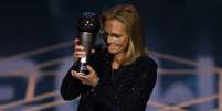  Foto: Adrian Dennis/AFP via Getty Images - Legenda: Momento em que Sarina Wiegman recebe o prêmio de melhor treinadora de 2023 - / Jogada10