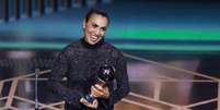 Maior jogadora de todos os tempos, Marta é imortalizada pela Fifa e agora será nome de prêmio de gol mais bonito entre as mulheres  Foto: ADRIAN DENNIS/AFP via Getty Images - Legenda: Marta discursa após receber homenagem da Fifa / Jogada10