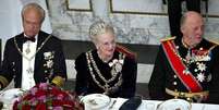 O rei Carl 16º Gustaf da Suécia, a rainha Margrethe II da Dinamarca e o rei Harald V da Noruega celebram o 40º jubileu de Margrethe em 2012  Foto: Getty Images / BBC News Brasil